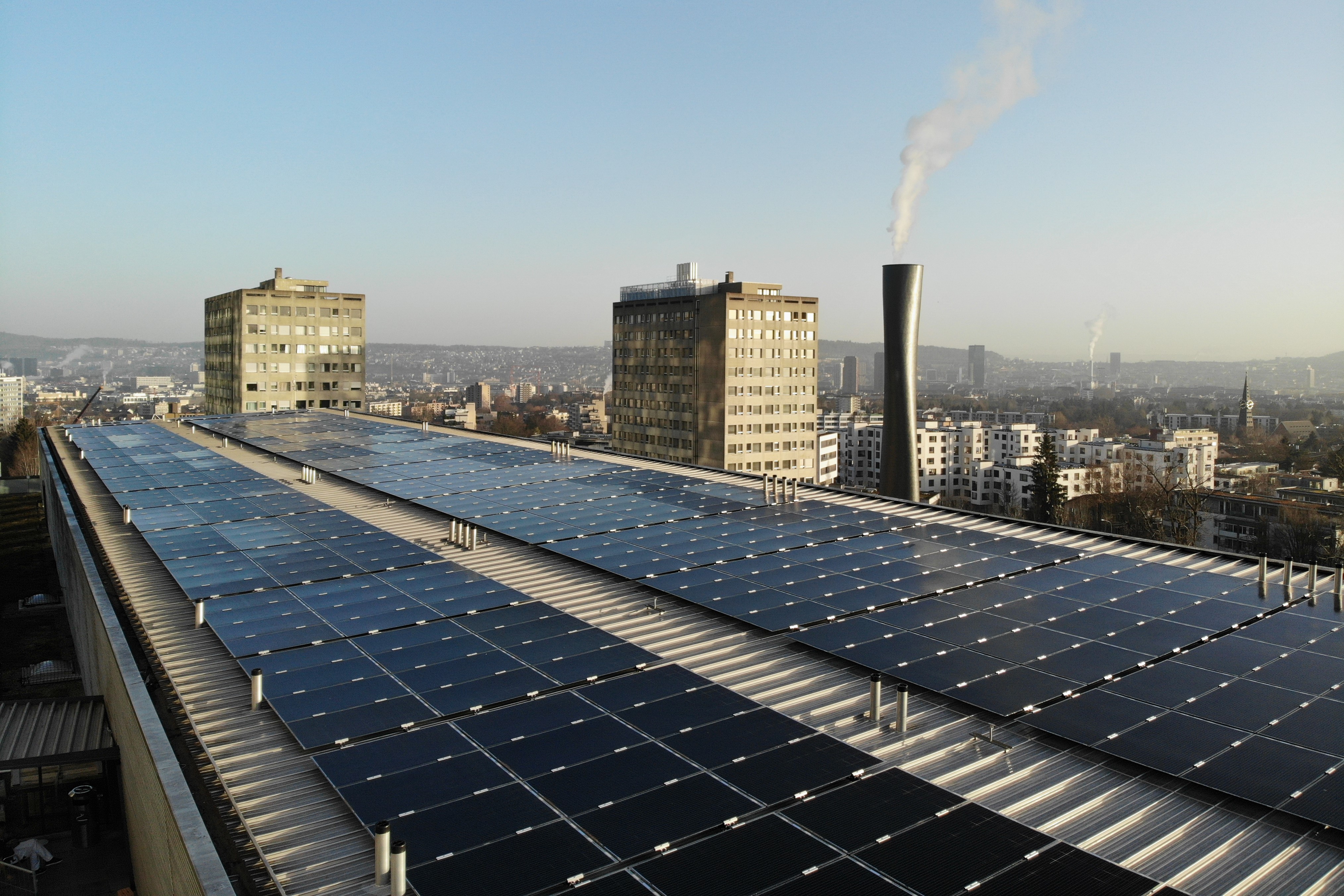 Photovoltaikanlage auf dem Dach des Triemli Spitals